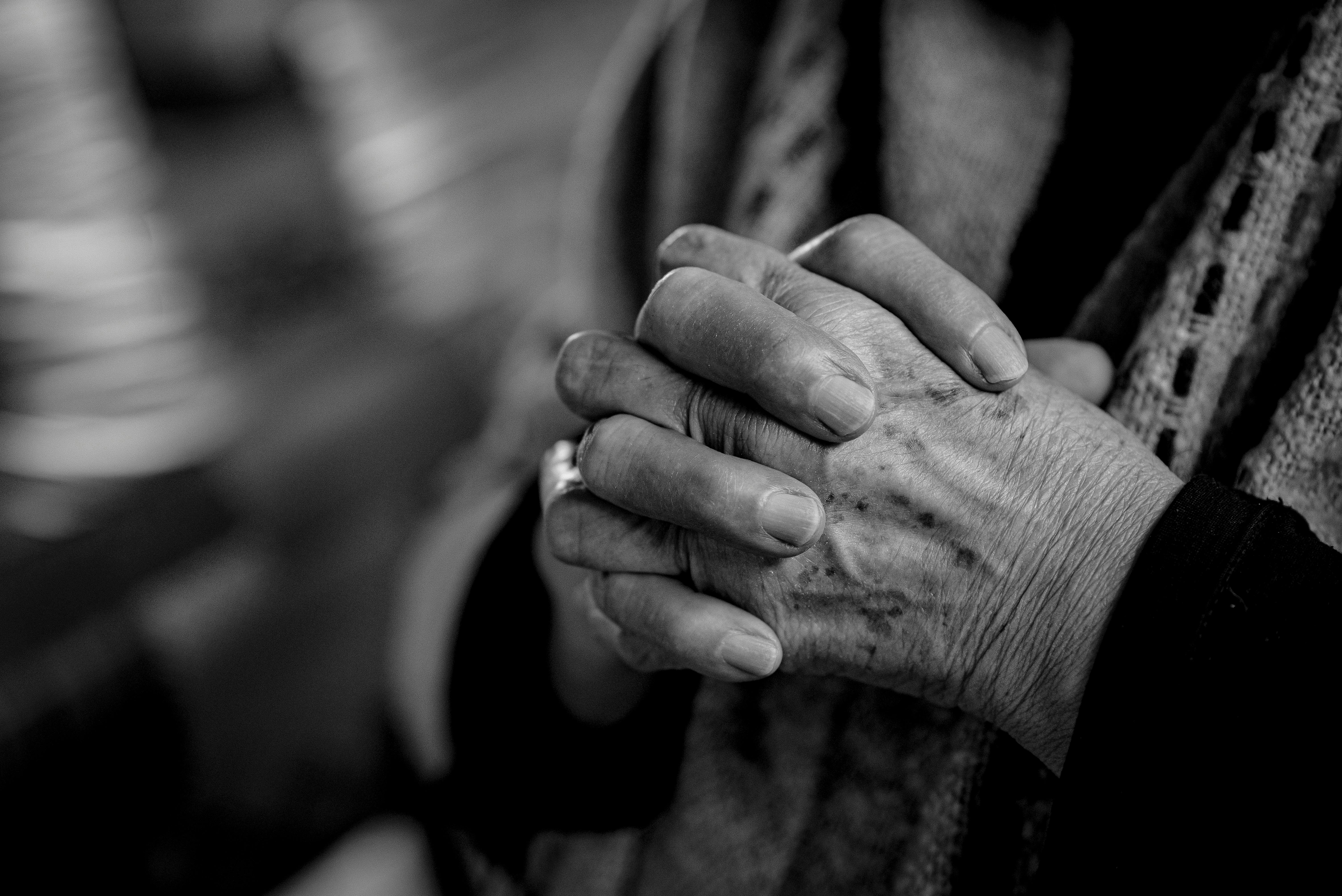 Pension alimentaire versée à un ascendant : comment ça marche ?